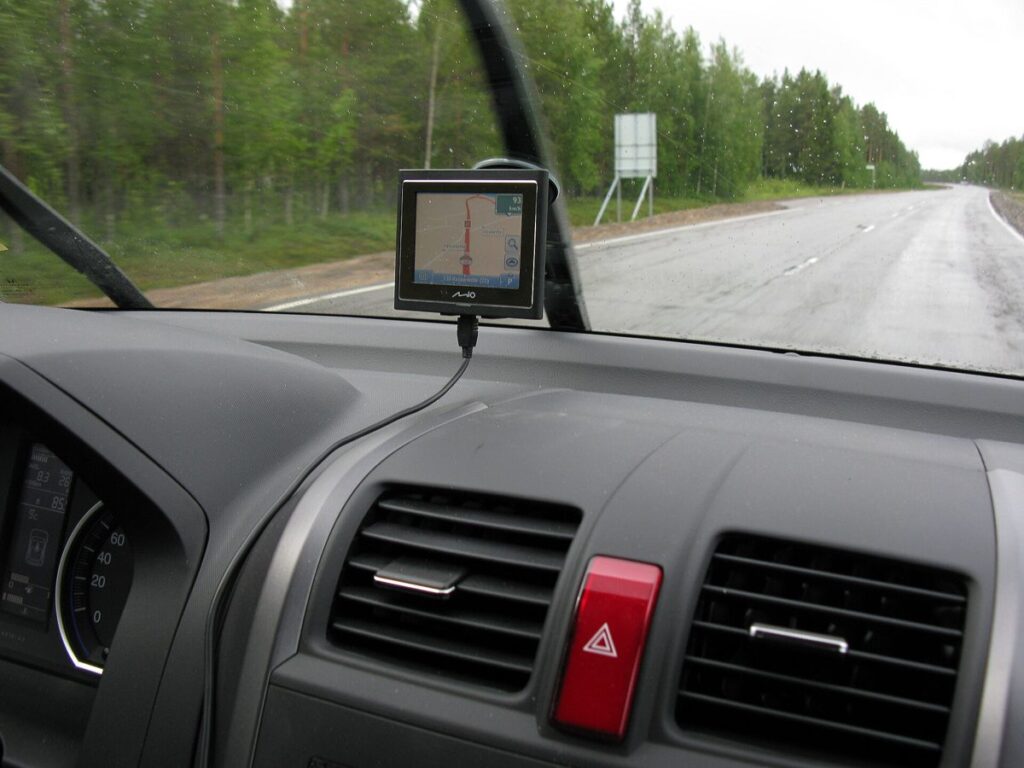 دستگاه GPS روی داشبورد خودرو
